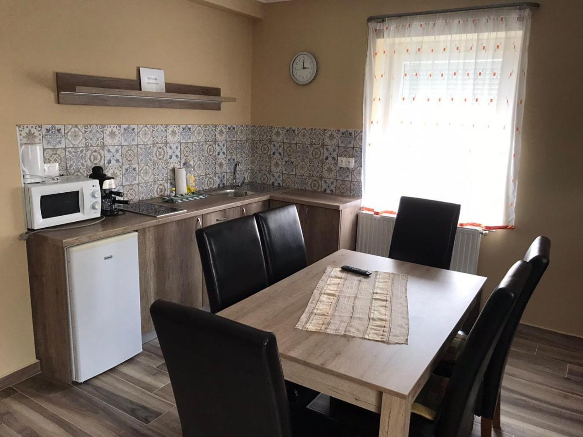 Adrienn Apartman Appartement Sárvár Buitenkant foto